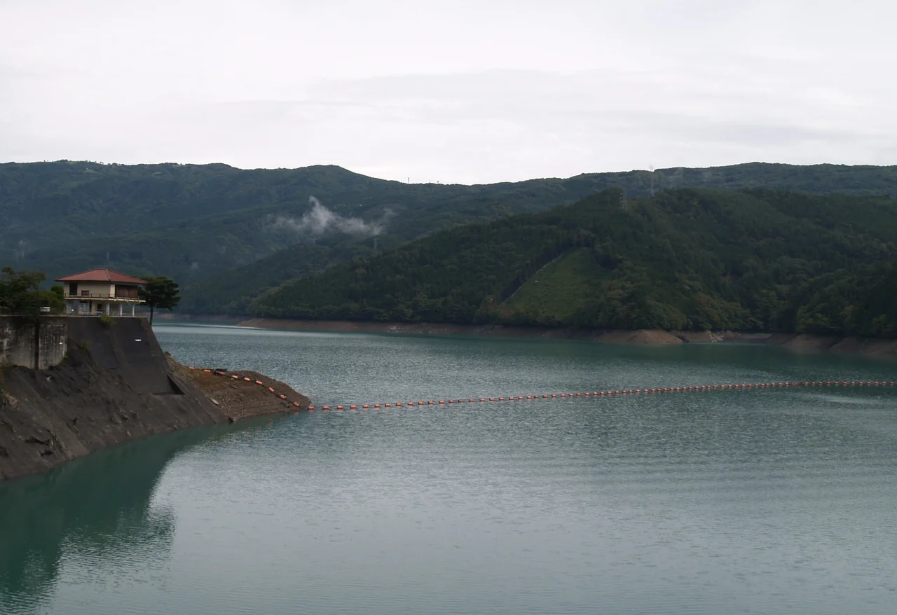 ja:井川湖(2005年10月投稿者撮影)