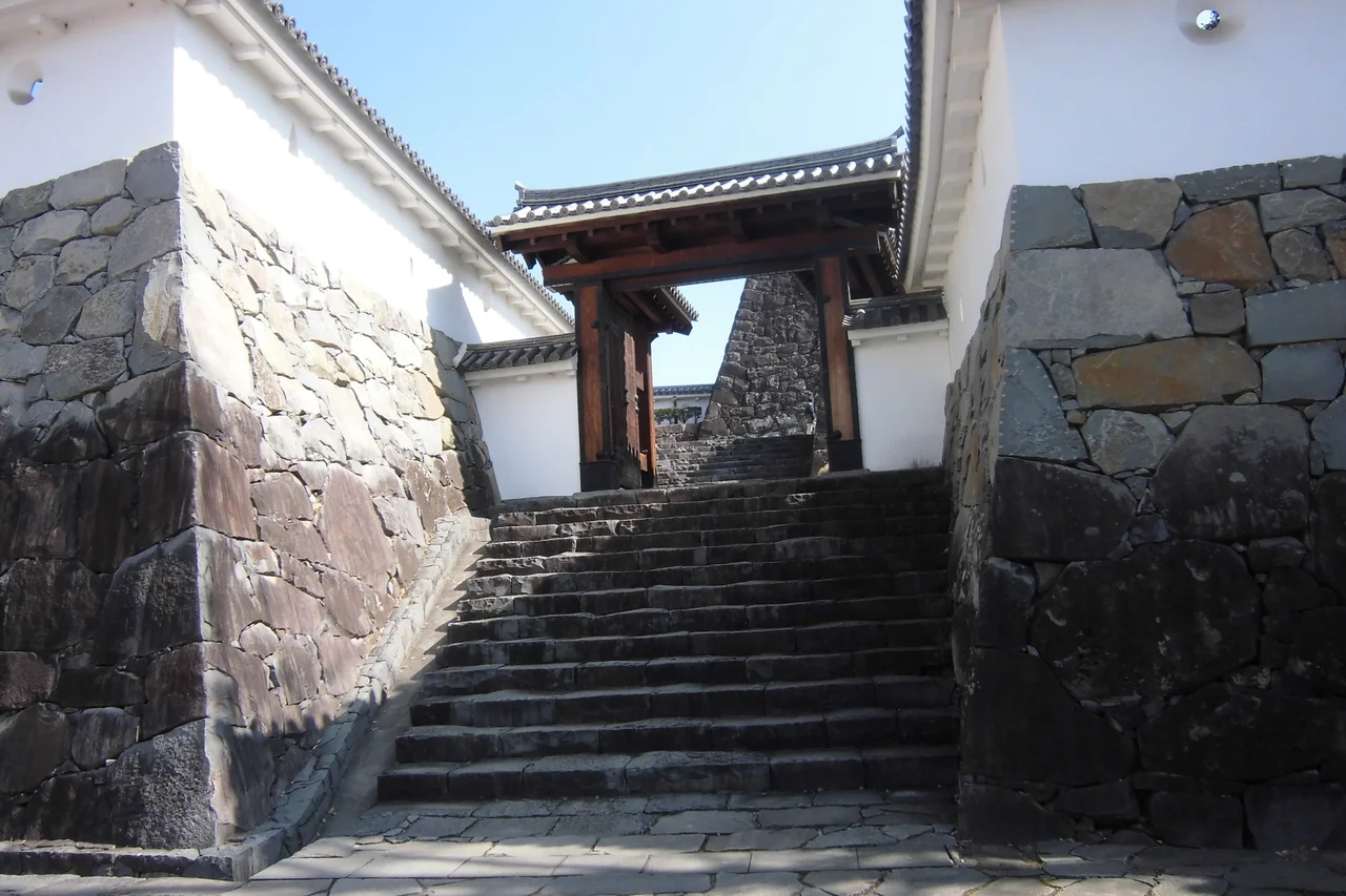 甲府城跡(復元された内松陰門)