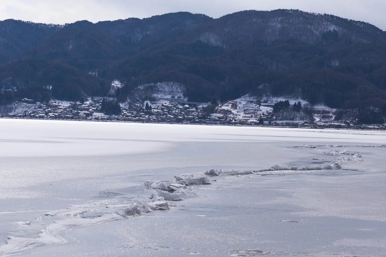 諏訪湖の「全面結氷」により、氷が寒暖差によりせり氷がせり上がる自然現象。
2018年に五季ぶりに出現す、これは一之御神渡り。
