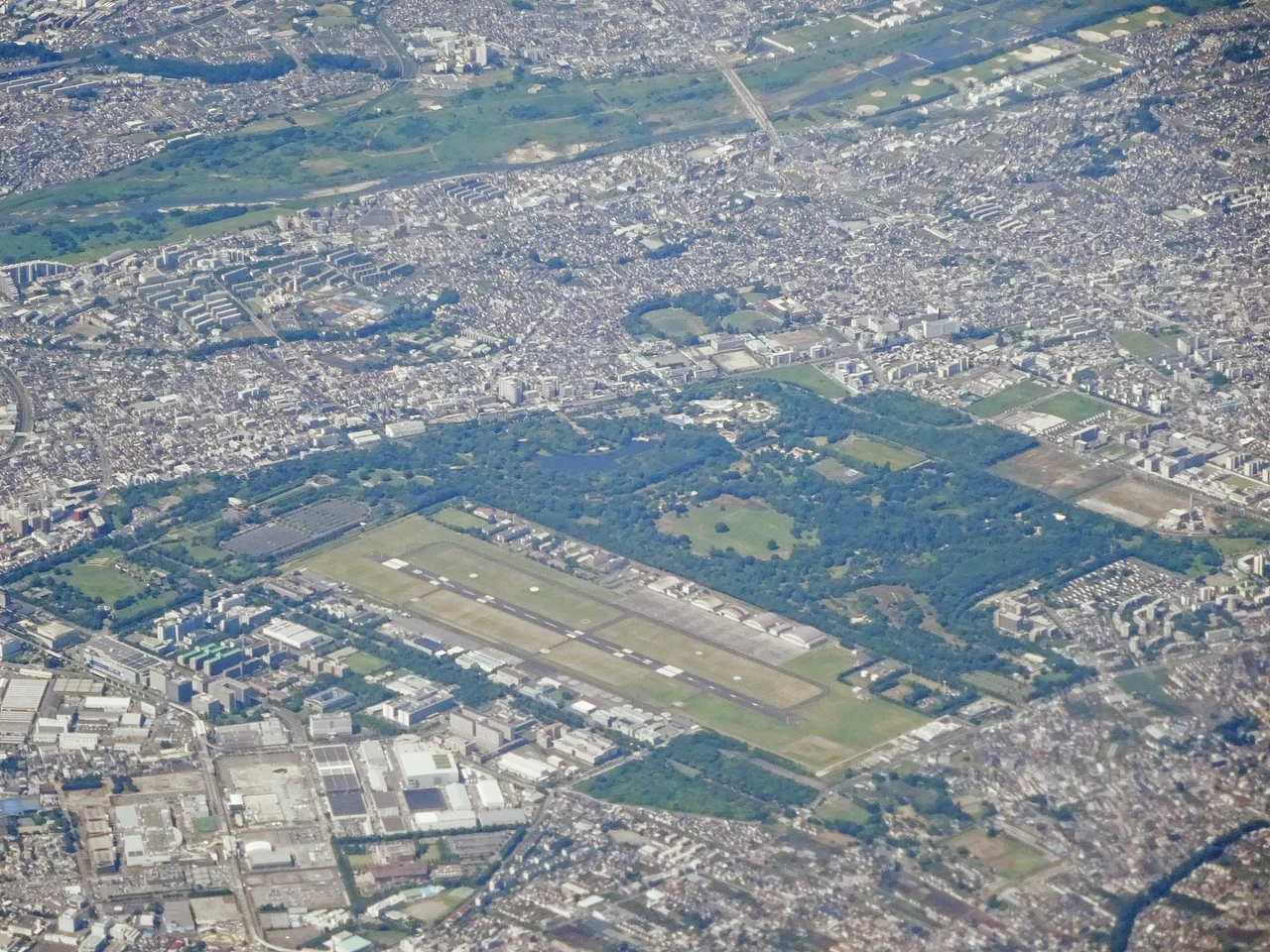 立川飛行場を北方から空撮(2023年)