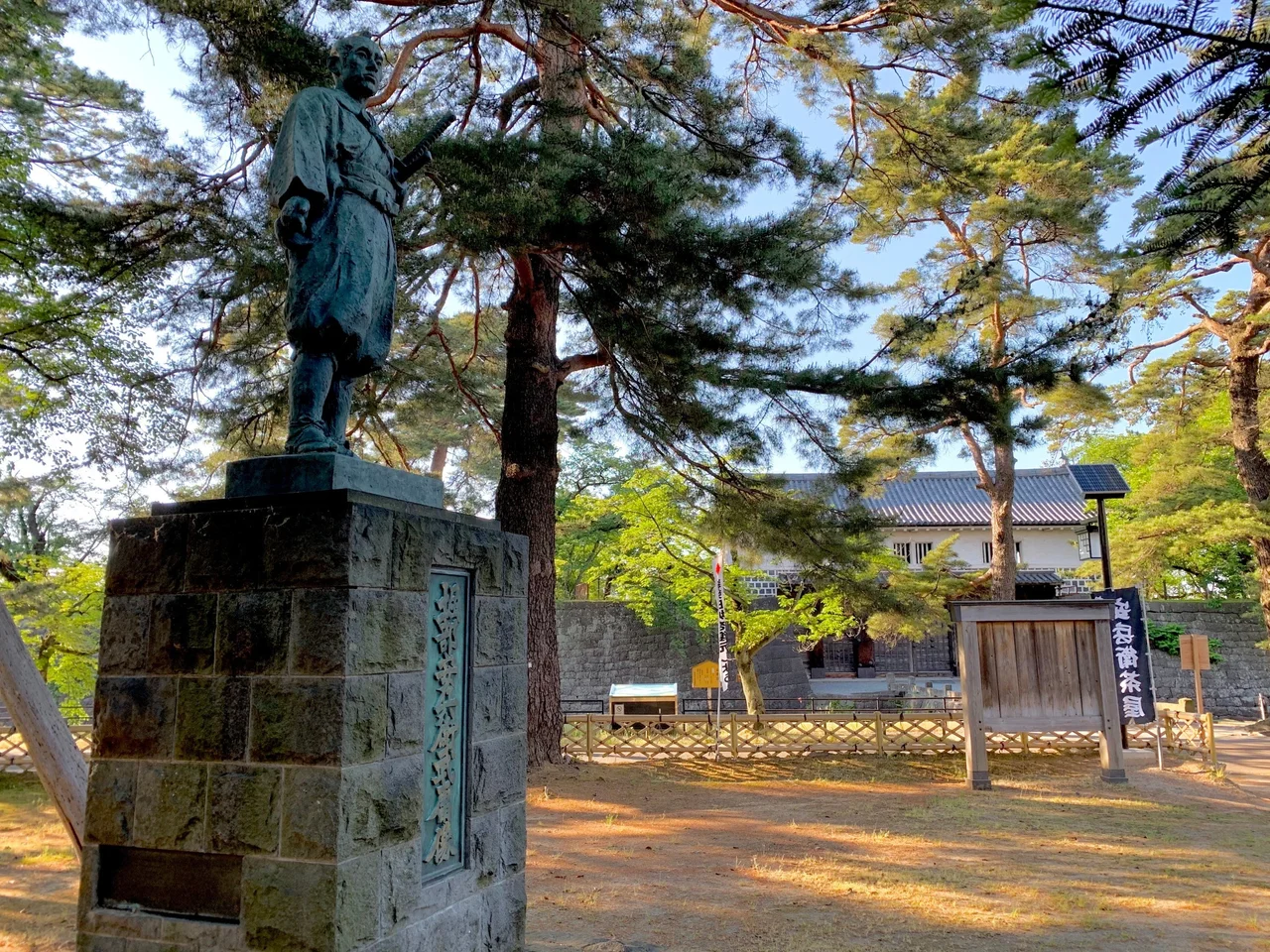 新発田城址公園の堀部安兵衛像(2020年5月)