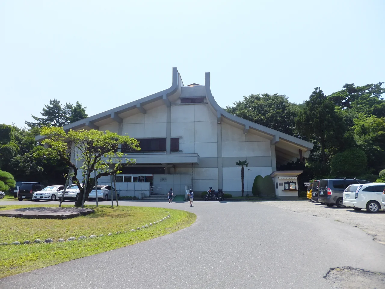庄内の豪商本間氏によりコレクションされた美術品を展示する本間美術館。清遠閣と鶴舞園に附設して建設された。