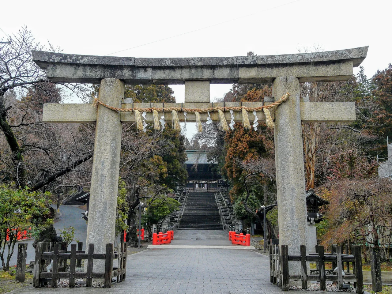 宮城県仙台市青葉区にある仙台東照宮。参道入り口にある石鳥居(重要文化財)。